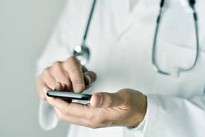 doctor uses hipaa-compliant mobile app